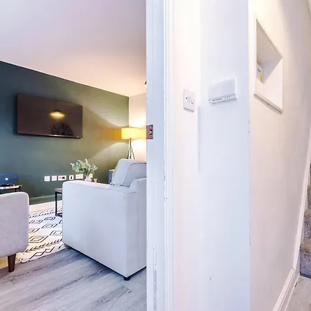 Stunning House Manchester With Parking - Sleeps 10 - By Purestay Short Lets & Guest house