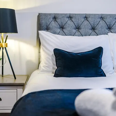 Stunning House Manchester With Parking - Sleeps 10 - By Purestay Short Lets & *
