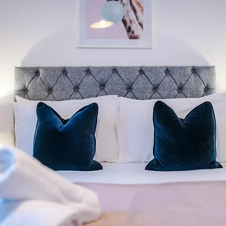 Guest house Stunning House Manchester With Parking - Sleeps 10 - By Purestay Short Lets & Failsworth