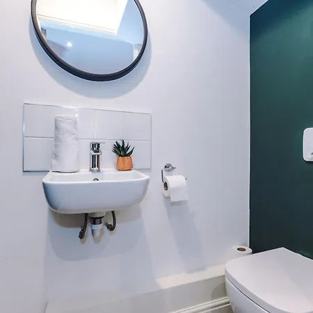 Guest house Stunning House Manchester With Parking - Sleeps 10 - By Purestay Short Lets &