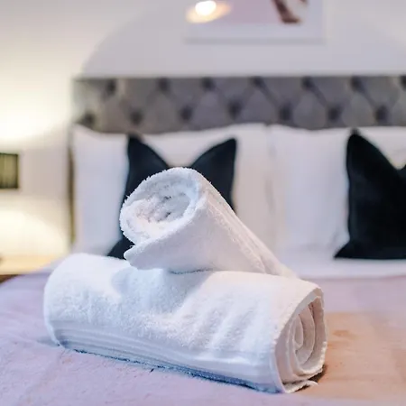 Stunning House Manchester With Parking - Sleeps 10 - By Purestay Short Lets & Guest house