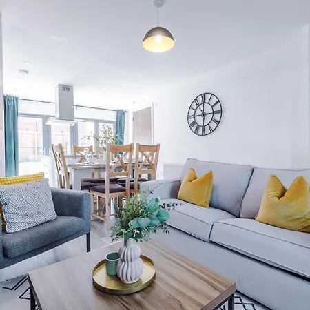 Stunning House Manchester With Parking - Sleeps 10 - By Purestay Short Lets &