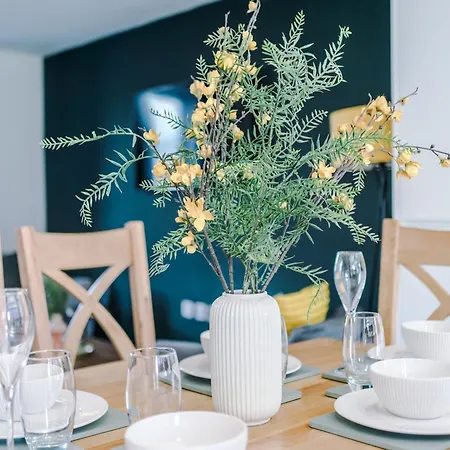Stunning House Manchester With Parking - Sleeps 10 - By Purestay Short Lets & Guest house Failsworth