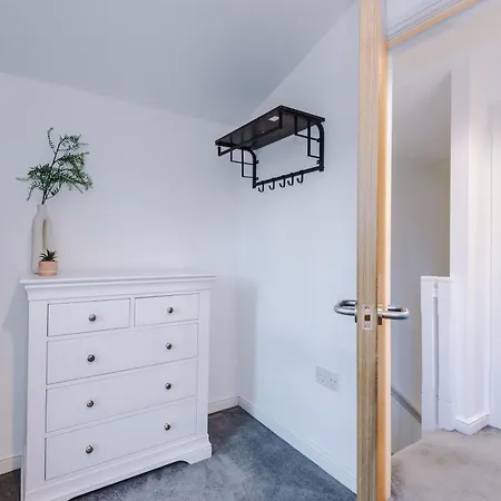 Stunning House Manchester With Parking - Sleeps 10 - By Purestay Short Lets & Failsworth