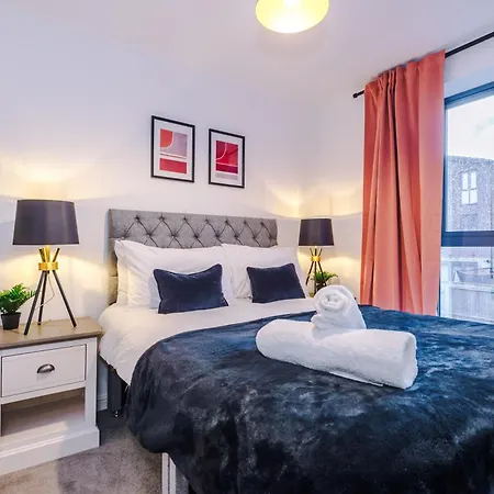 Guest house Stunning House Manchester With Parking - Sleeps 10 - By Purestay Short Lets & *