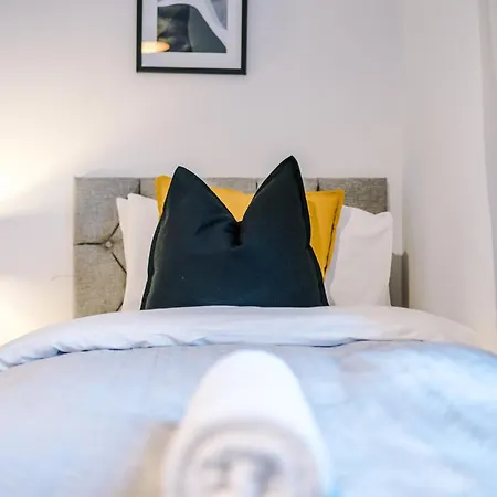 Stunning House Manchester With Parking - Sleeps 10 - By Purestay Short Lets &