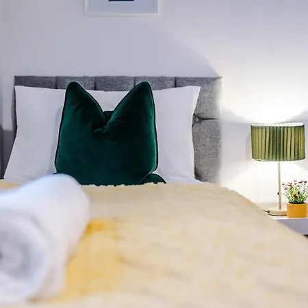 Stunning House Manchester With Parking - Sleeps 10 - By Purestay Short Lets & Guest house *