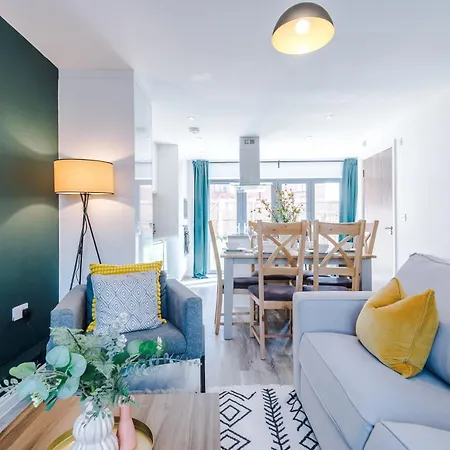 Guest house Stunning House Manchester With Parking - Sleeps 10 - By Purestay Short Lets & Failsworth