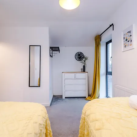 Guest house Stunning House Manchester With Parking - Sleeps 10 - By Purestay Short Lets &