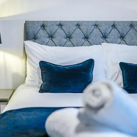 Stunning House Manchester With Parking - Sleeps 10 - By Purestay Short Lets & Failsworth