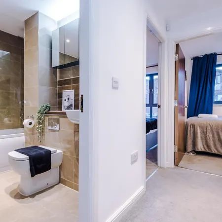 Guest house Stunning House Manchester With Parking - Sleeps 10 - By Purestay Short Lets & *