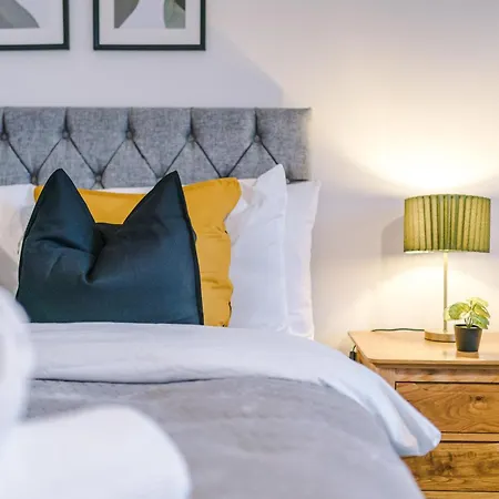 Stunning House Manchester With Parking - Sleeps 10 - By Purestay Short Lets &