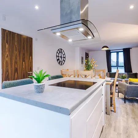 Stunning House Manchester With Parking - Sleeps 10 - By Purestay Short Lets & Guest house Failsworth