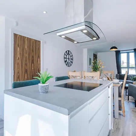 Guest house Stunning House Manchester With Parking - Sleeps 10 - By Purestay Short Lets & *