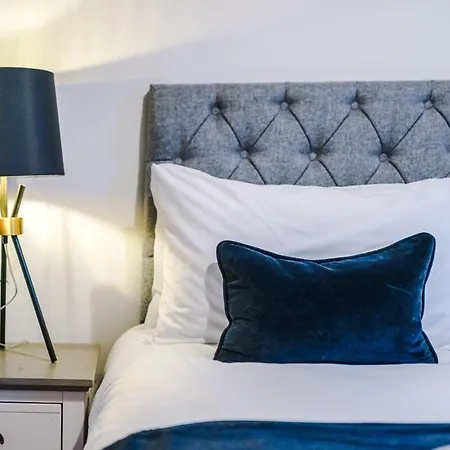 Stunning House Manchester With Parking - Sleeps 10 - By Purestay Short Lets & *