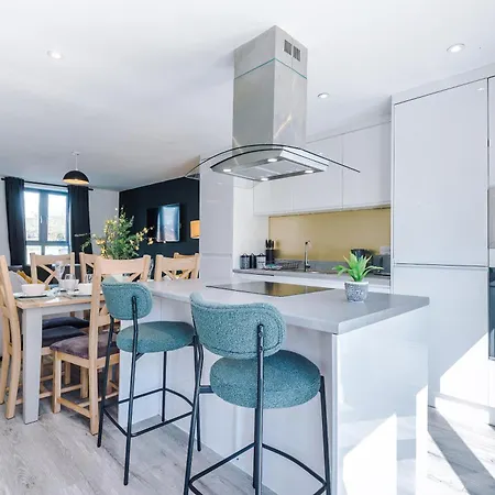 Stunning House Manchester With Parking - Sleeps 10 - By Purestay Short Lets &