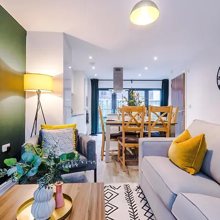 Guest house Stunning House Manchester With Parking - Sleeps 10 - By Purestay Short Lets & Failsworth