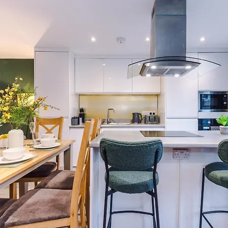 Guest house Stunning House Manchester With Parking - Sleeps 10 - By Purestay Short Lets & *