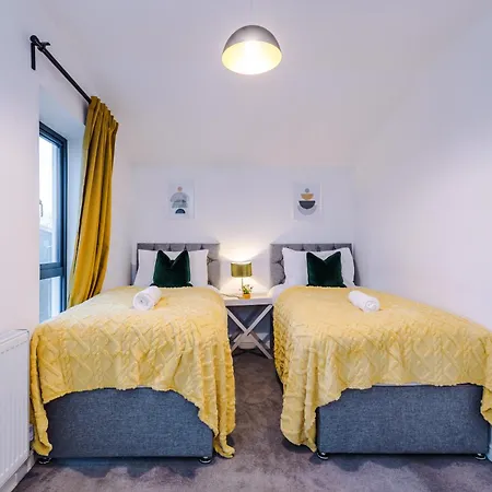 Guest house Stunning House Manchester With Parking - Sleeps 10 - By Purestay Short Lets & Failsworth