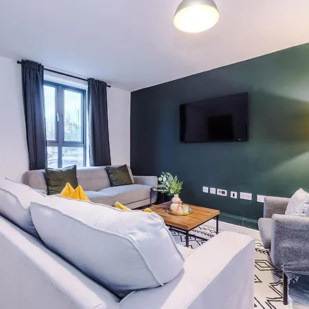 Stunning House Manchester With Parking - Sleeps 10 - By Purestay Short Lets & Guest house