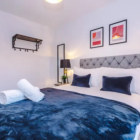 Stunning House Manchester With Parking - Sleeps 10 - By Purestay Short Lets &
