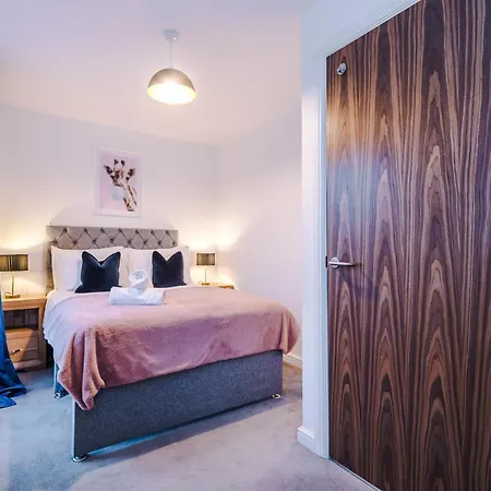Guest house Stunning House Manchester With Parking - Sleeps 10 - By Purestay Short Lets &
