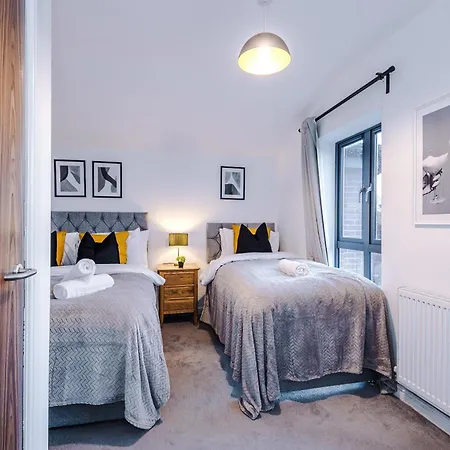 Stunning House Manchester With Parking - Sleeps 10 - By Purestay Short Lets & Failsworth