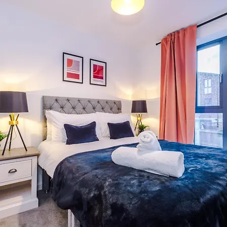 Stunning House Manchester With Parking - Sleeps 10 - By Purestay Short Lets & Guest house