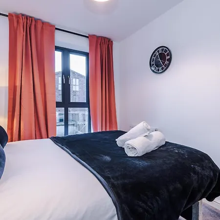 Stunning House Manchester With Parking - Sleeps 10 - By Purestay Short Lets & Guest house Failsworth