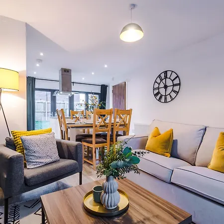 Stunning House Manchester With Parking - Sleeps 10 - By Purestay Short Lets & Guest house