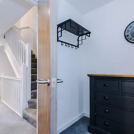 Guest house Stunning House Manchester With Parking - Sleeps 10 - By Purestay Short Lets & *
