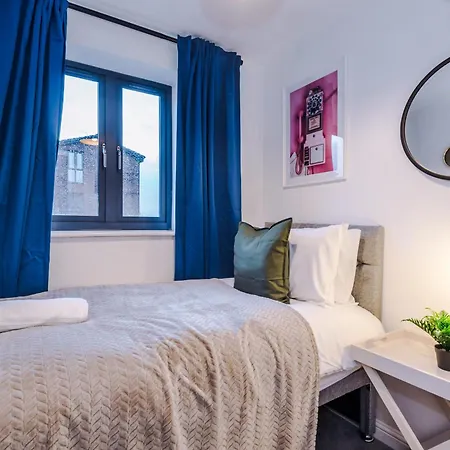 Stunning House Manchester With Parking - Sleeps 10 - By Purestay Short Lets & Guest house