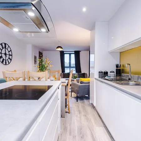 Guest house Stunning House Manchester With Parking - Sleeps 10 - By Purestay Short Lets & Failsworth