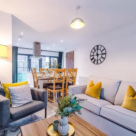 Stunning House Manchester With Parking - Sleeps 10 - By Purestay Short Lets & Guest house Failsworth