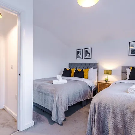 Stunning House Manchester With Parking - Sleeps 10 - By Purestay Short Lets & Failsworth