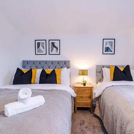Guest house Stunning House Manchester With Parking - Sleeps 10 - By Purestay Short Lets & *
