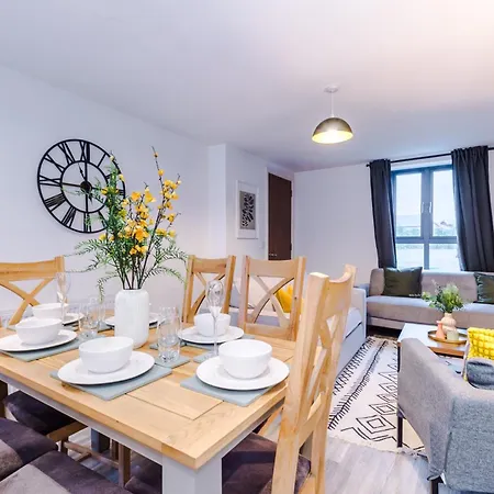 Stunning House Manchester With Parking - Sleeps 10 - By Purestay Short Lets &
