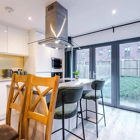 Stunning House Manchester With Parking - Sleeps 10 - By Purestay Short Lets & Guest house