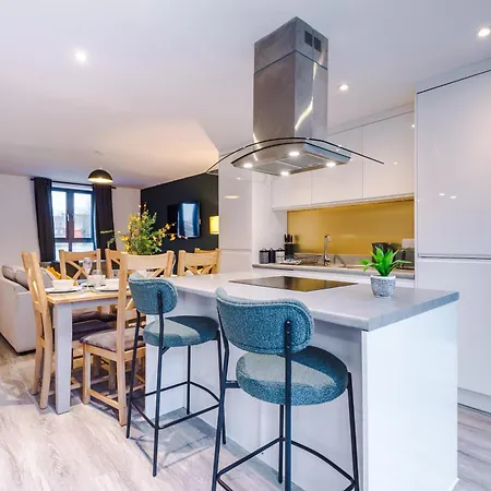 Stunning House Manchester With Parking - Sleeps 10 - By Purestay Short Lets & Guest house Failsworth