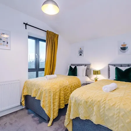 Guest house Stunning House Manchester With Parking - Sleeps 10 - By Purestay Short Lets &