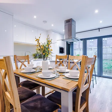 Guest house Stunning House Manchester With Parking - Sleeps 10 - By Purestay Short Lets & Failsworth