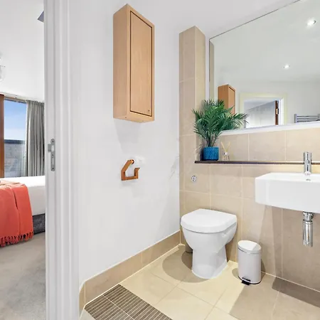 Apartment With Balcony & Secure Parking Manchester