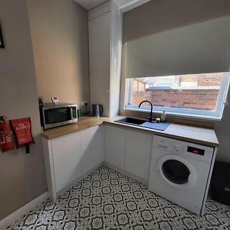 4 Bedroom House, 8 Min To City! Appartamento *