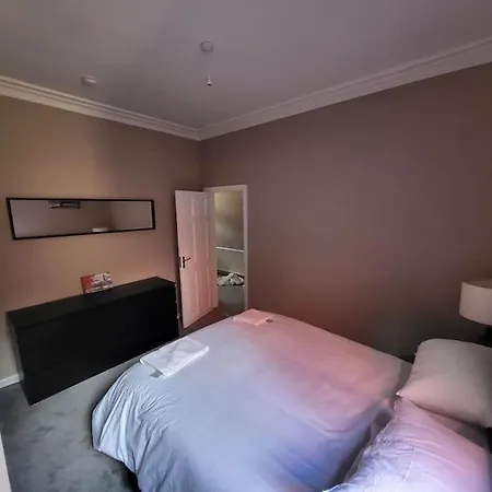 4 Bedroom House, 8 Min To City! *