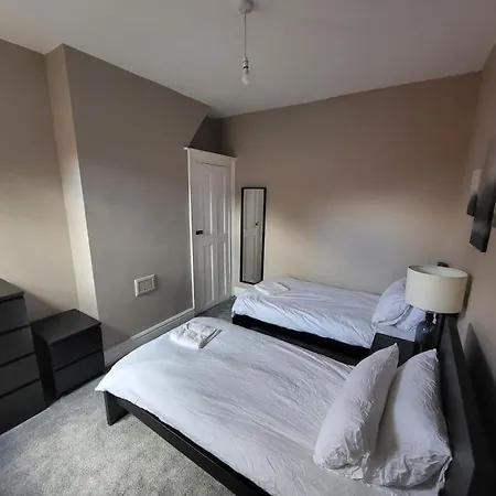 Apartamento 4 Bedroom House, 8 Min To City! *