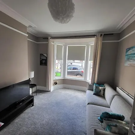 4 Bedroom House, 8 Min To City! Manchester
