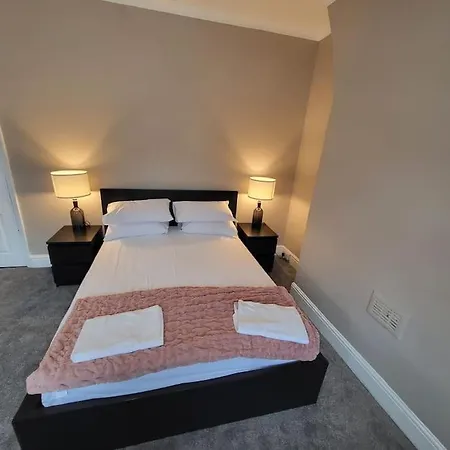 4 Bedroom House, 8 Min To City! *