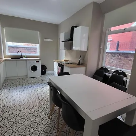 4 Bedroom House, 8 Min To City! Manchester