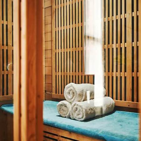 Lushpads Bed & Breakfast 4*