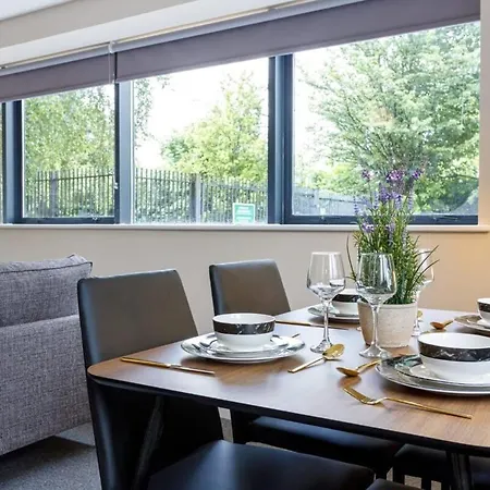 Modern 2 Bedroom Apartment *